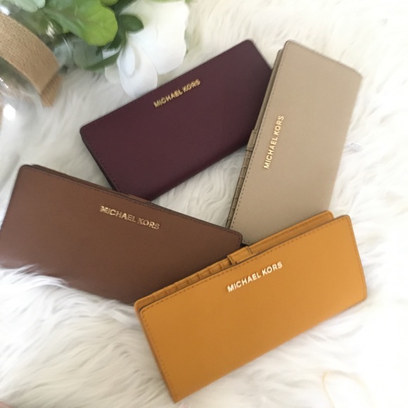 Michael Kors Handbags - Michael Kors wallet 🥰🥰